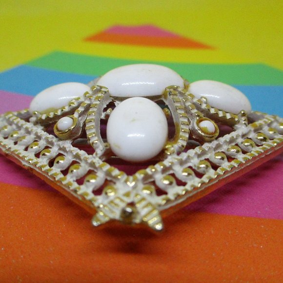 Vintage White Lucite Cabochon Enamel Gold Tone Metal Brooch White Lucite Enamel - Picture 4 of 12